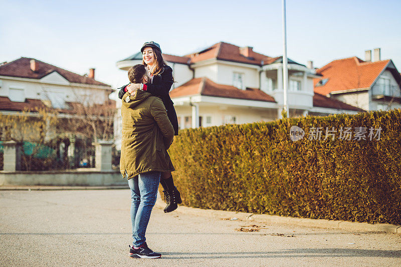 怀里抱着女人的男人