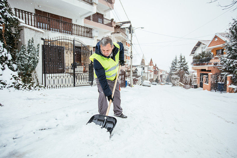 成熟男人清扫雪