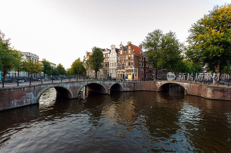 阿姆斯特丹运河在黄昏长时间暴露