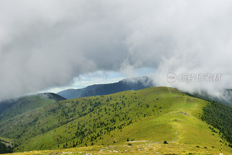 保加利亚多云的巴尔干山景。