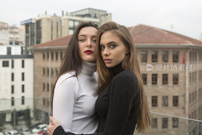 年轻的俄罗斯妇女在土耳其伊斯坦布尔卡拉科夫摆姿势