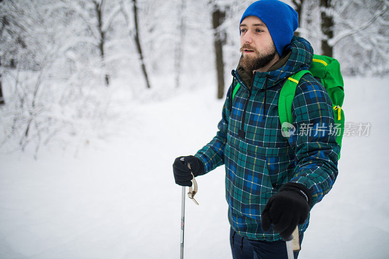 一个人独自行走在雪山上。