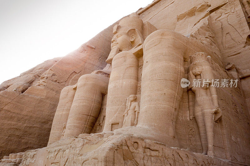 埃及阿布辛贝神庙外的拉美西斯二世和奈菲尔塔利雕像
