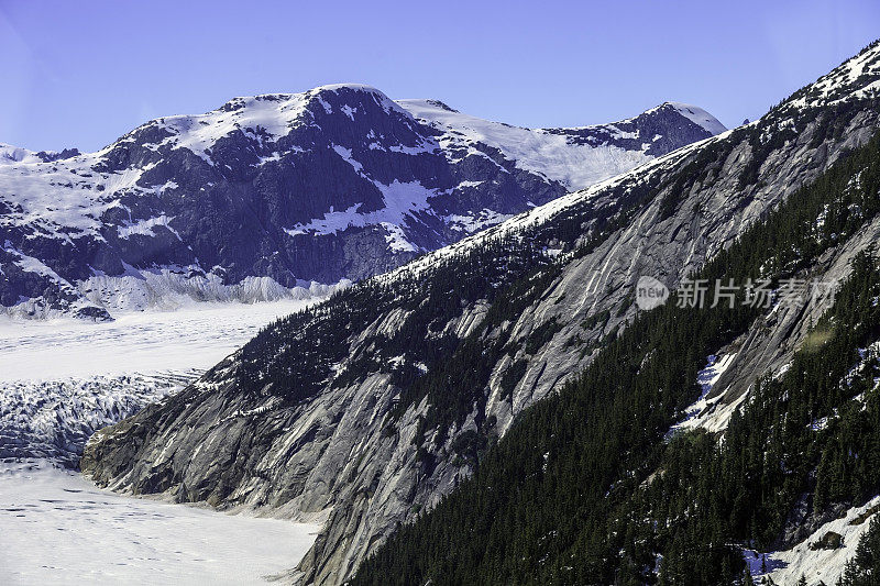 乘坐直升飞机飞越雪山，参观冰川