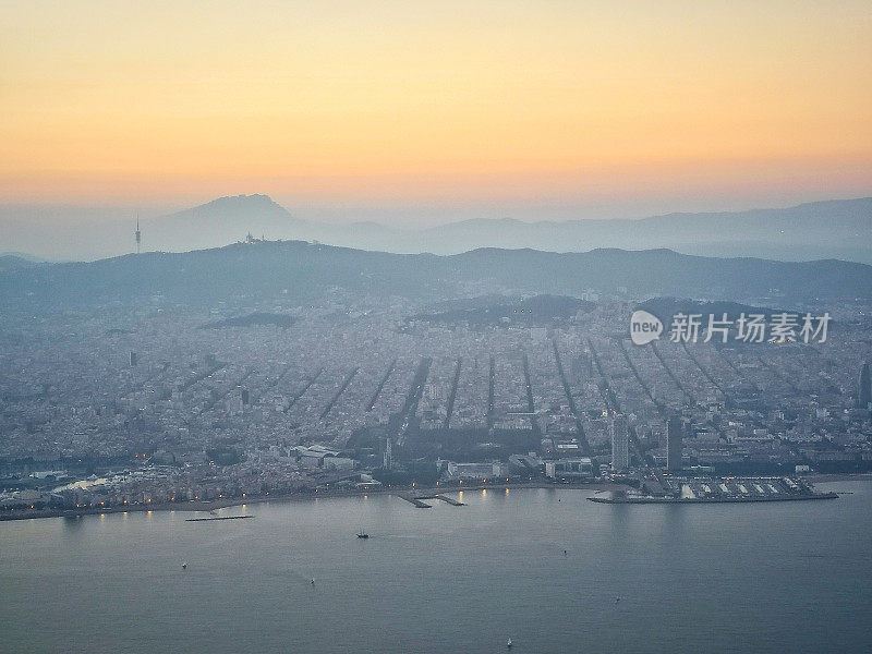 从空中俯瞰巴塞罗那日落时的海岸线