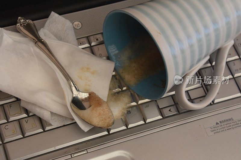 咖啡洒在笔记本电脑上