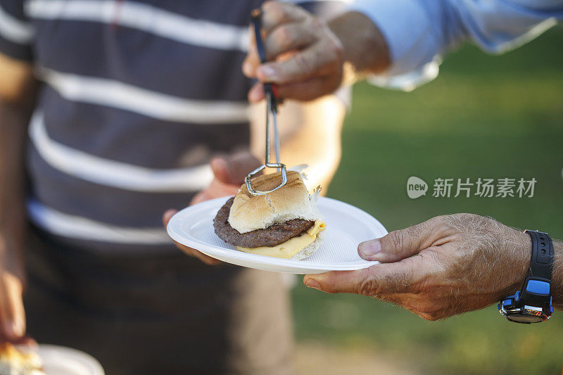 烧烤架上的食物