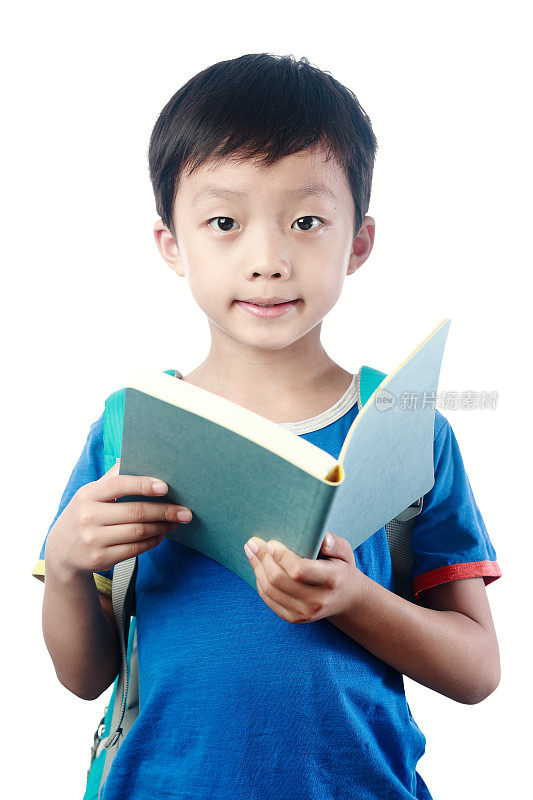 一个背着书包的亚洲小男孩，背景是白色