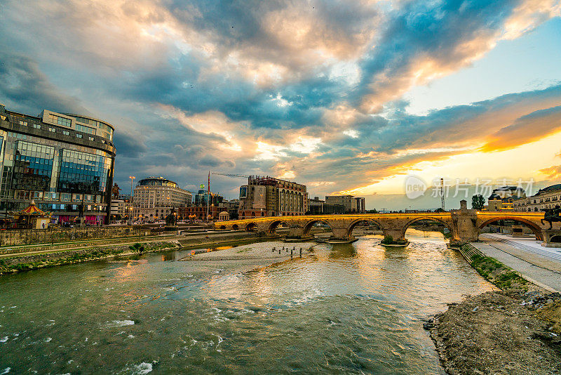 欧洲马其顿的斯科普里市中心和河石桥