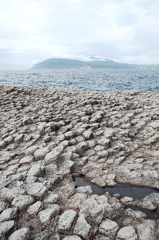 岩石海岸，火山岩层，国后岛，斯托尔布查蒂角