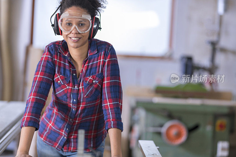 站在车间的女人