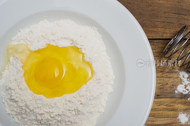 把鸡蛋放在面粉里