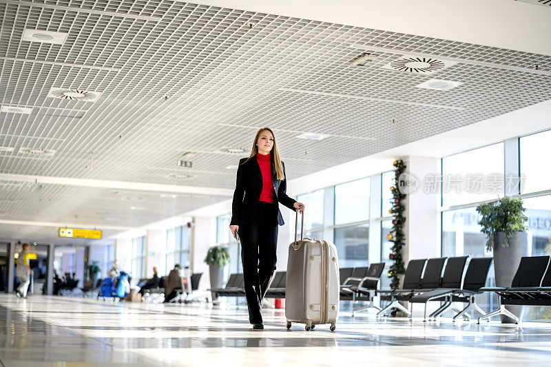 一位年轻女子走进机场候机楼