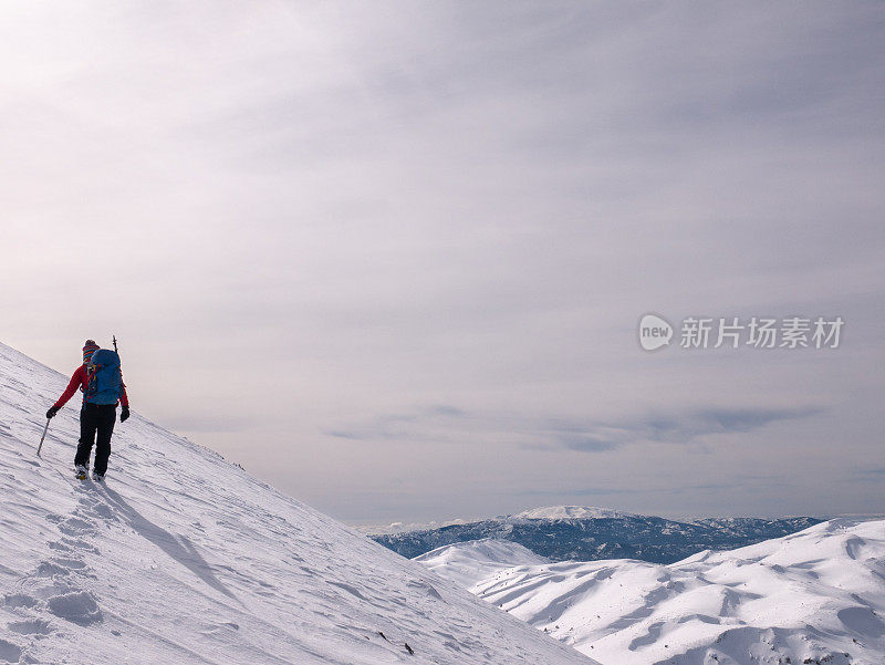 女性登山者在冬季攀登高海拔的山峰