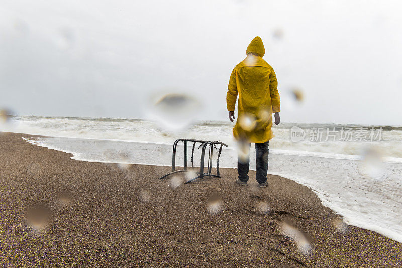 下雨天沙滩上的男人