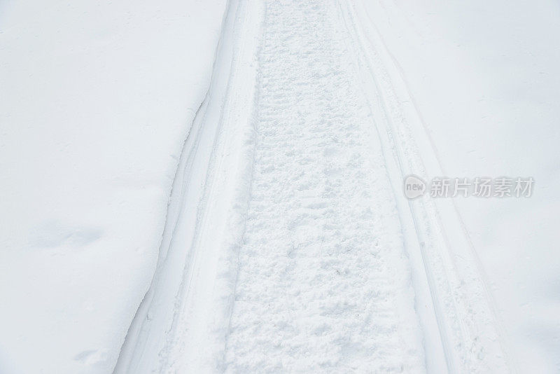 新雪上的轮胎印