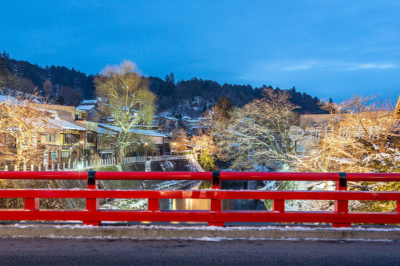 日本高山市和溪边的乡村雪视点日落黄昏