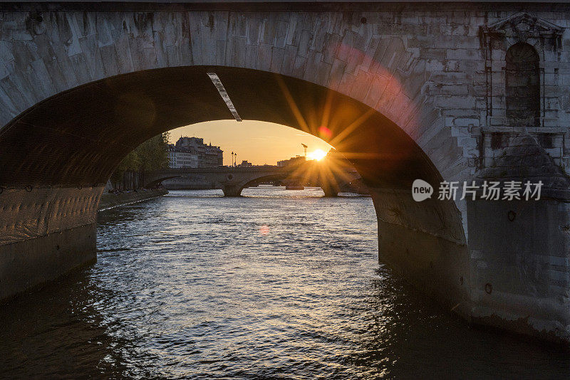 日落时分，法国巴黎塞纳河上的游船上的桥