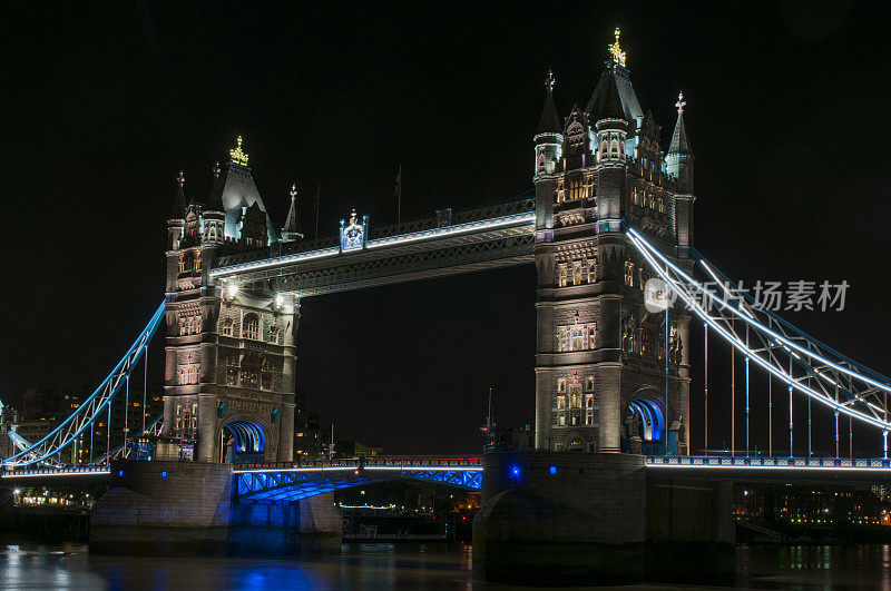 伦敦金融城泰晤士河上的塔桥夜景。
