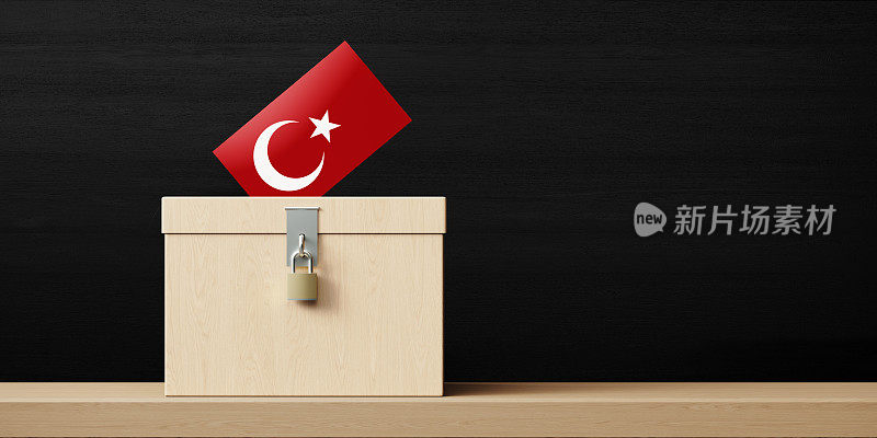 投票箱和土耳其国旗纹理投票在黑板前