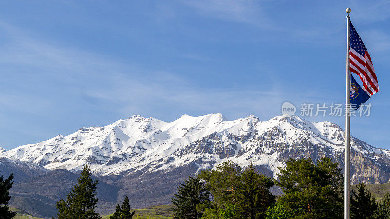 在犹他州春天被雪覆盖的廷帕诺戈斯山的全景