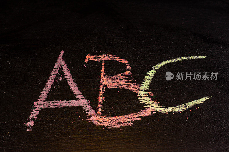 彩色的ABC字母粉笔字体在黑板上