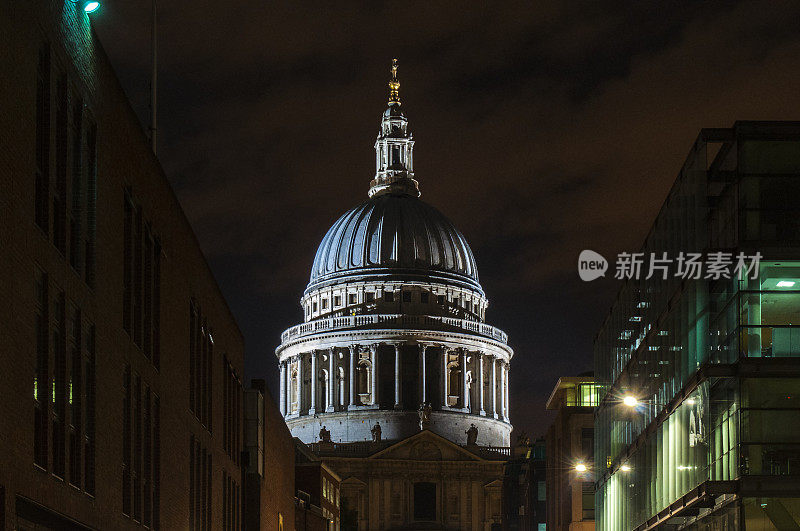 圣保罗大教堂的夜景照明圆顶在伦敦城，英国，英国。