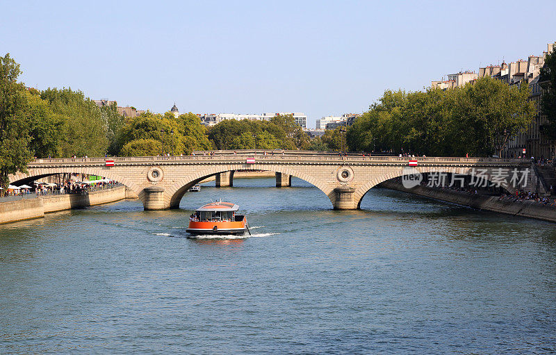 巴黎塞纳河上的一艘大船