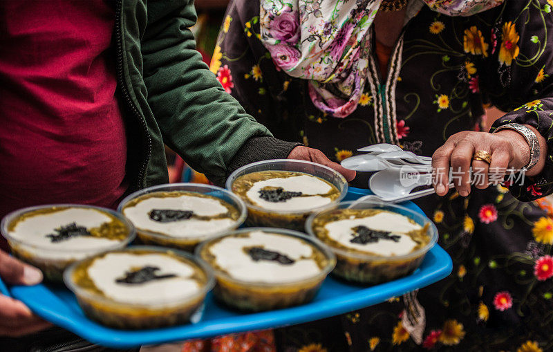 在伊朗的古村落Abyaneh，供应自制炖肉和香草