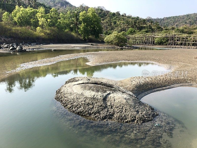 热带海滩岩石池泻湖椰子树，岩石，竹桥和金色的沙像天堂般的海滩度假照片，假日在果阿度假，Palolem海滩，南印度，海岸街道，天然岩石反射水面涟漪