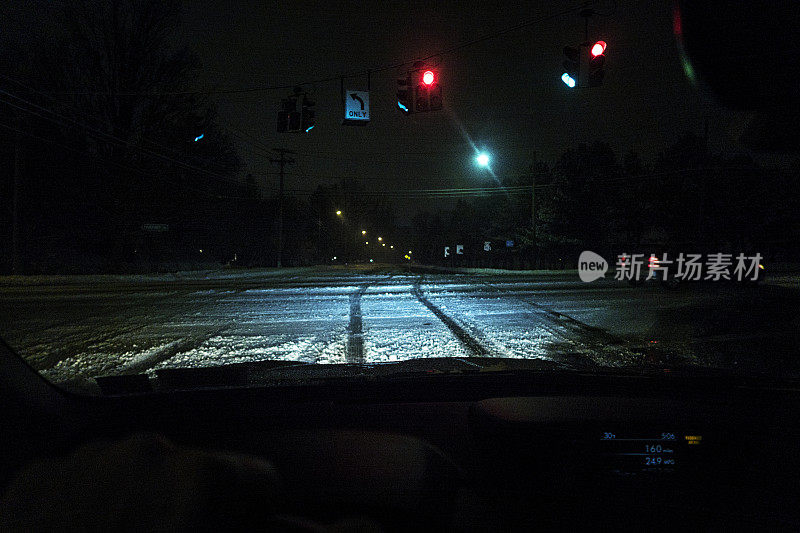 冬季暴风雪路交叉口红灯交通信号