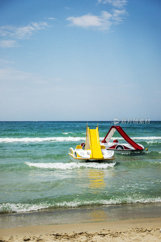 希腊哈尔基迪基海滩上的两艘带滑水道的脚踏船