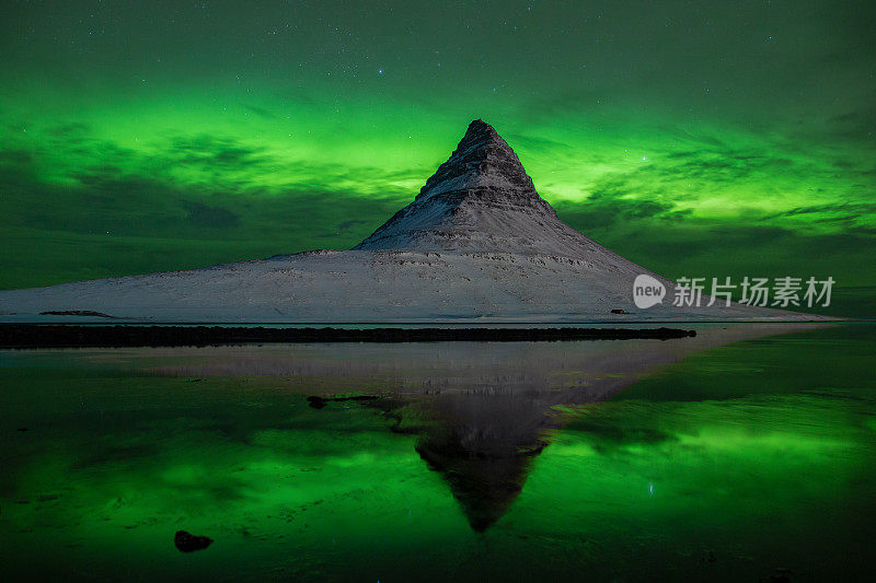 冰岛的基尔丘山在北极光的照耀下陨落