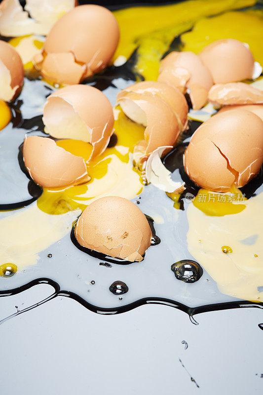 许多打碎的鸡蛋不小心打碎了