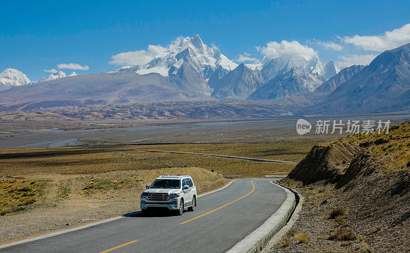 当地人开车穿过令人叹为观止的喜马拉雅高原平原。
