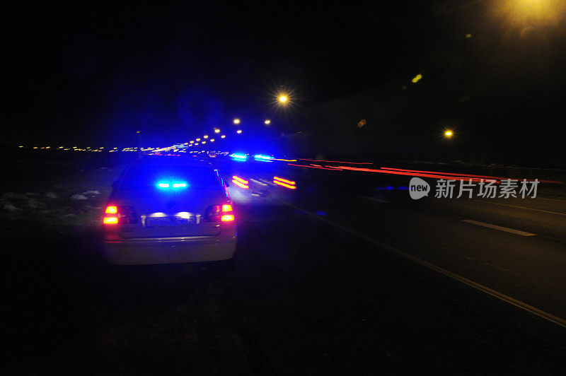 夜间巡逻时装有蓝色闪烁灯的警车