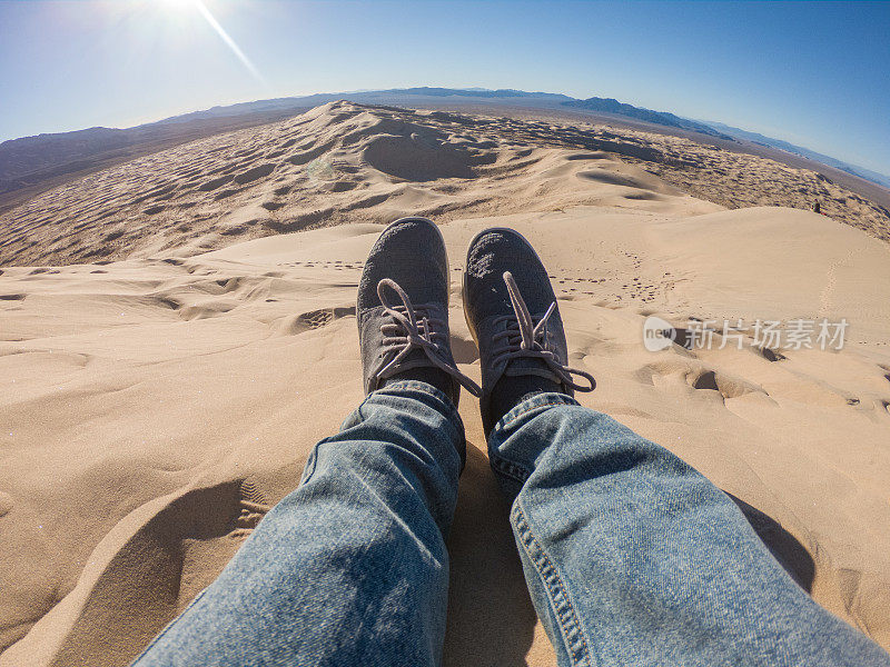 个人观点的人放松在沙丘脚观，人们旅游度假放松的概念