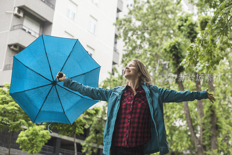 快乐在雨