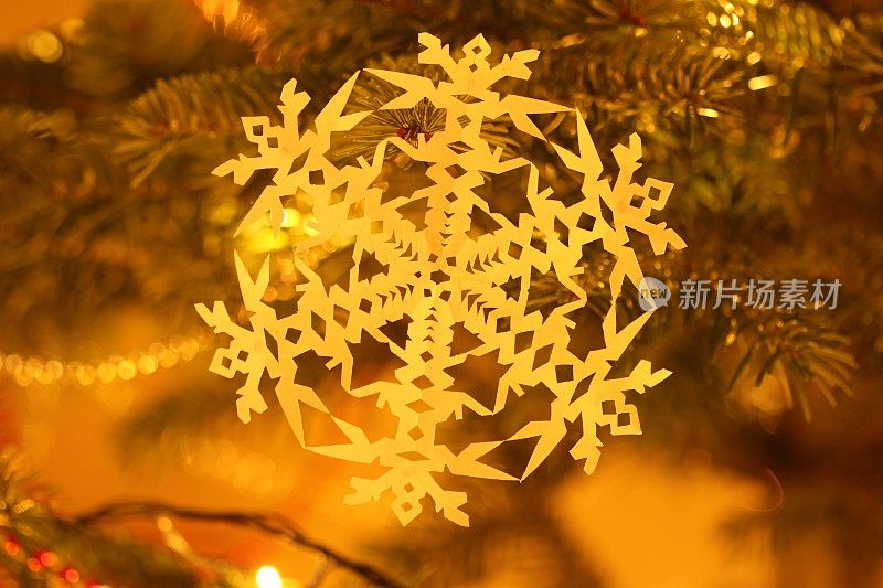 圣诞树上的纸雪花装饰