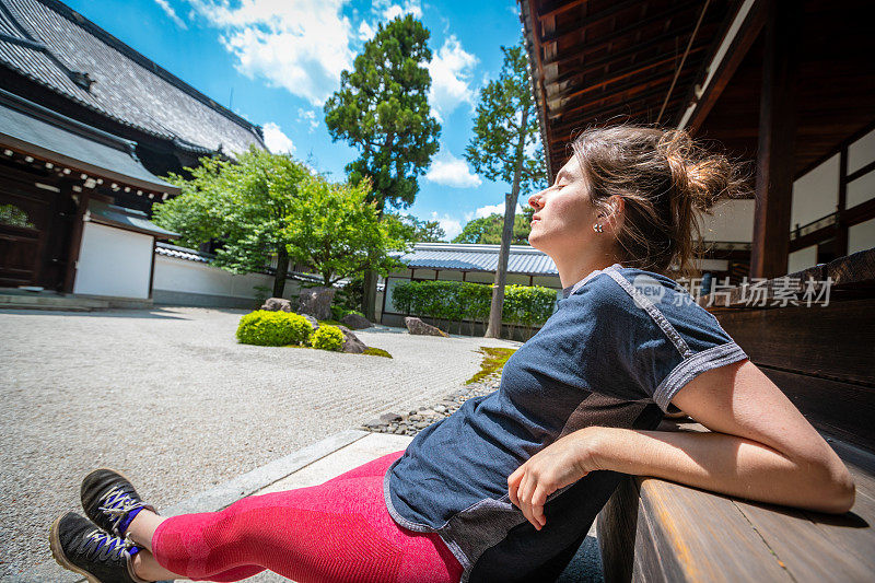 白种女人放松在寺庙花园