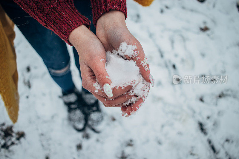 年轻女子在雪球