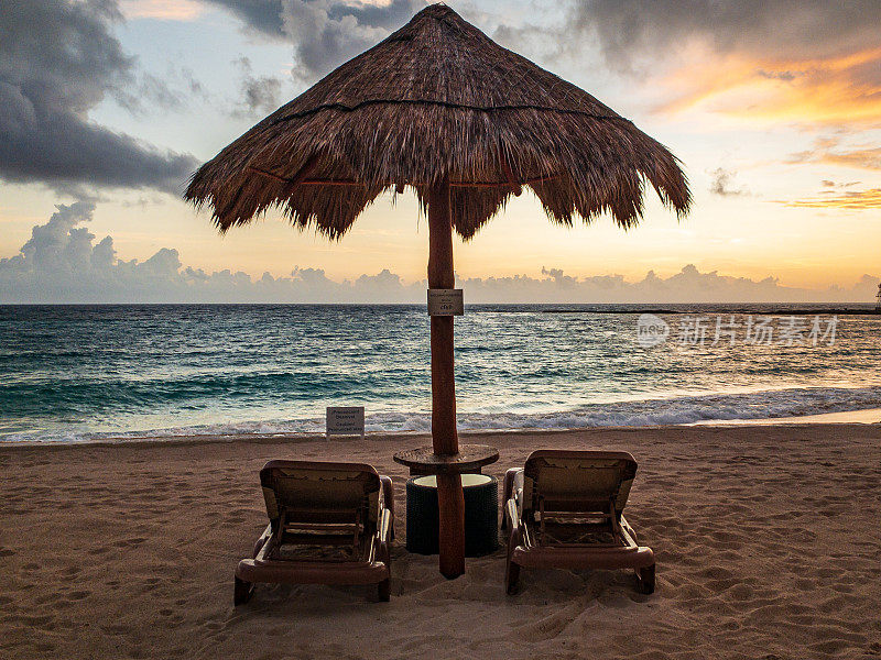 坎昆度假酒店-游泳池椅子俯瞰海滩