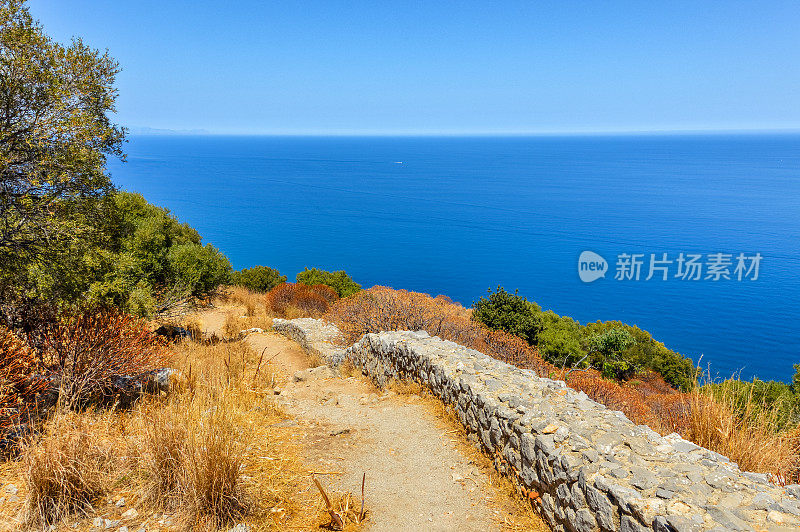 沿着海洋的风景优美的徒步小径