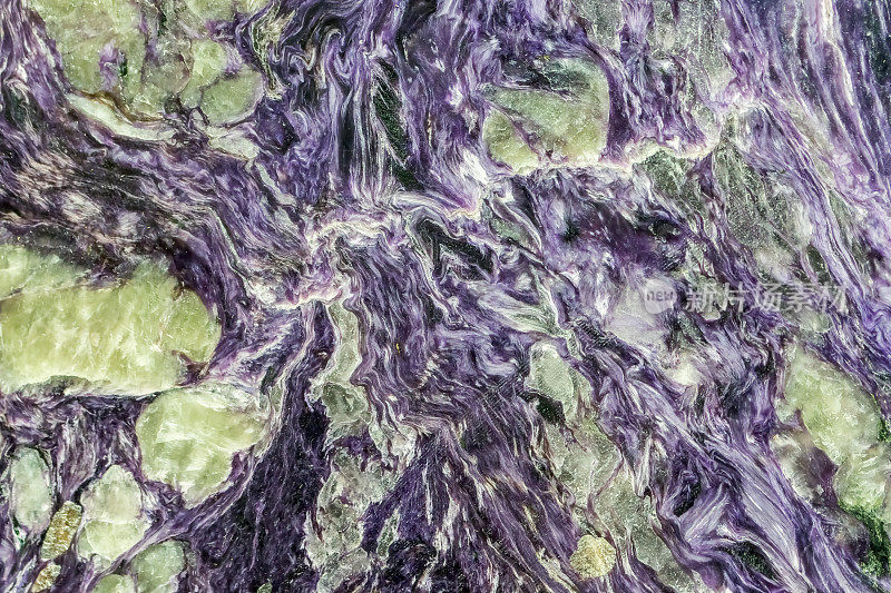 紫色漩涡。抽象的自然晶体图案。黄铁矿硅酸盐矿物特写。
