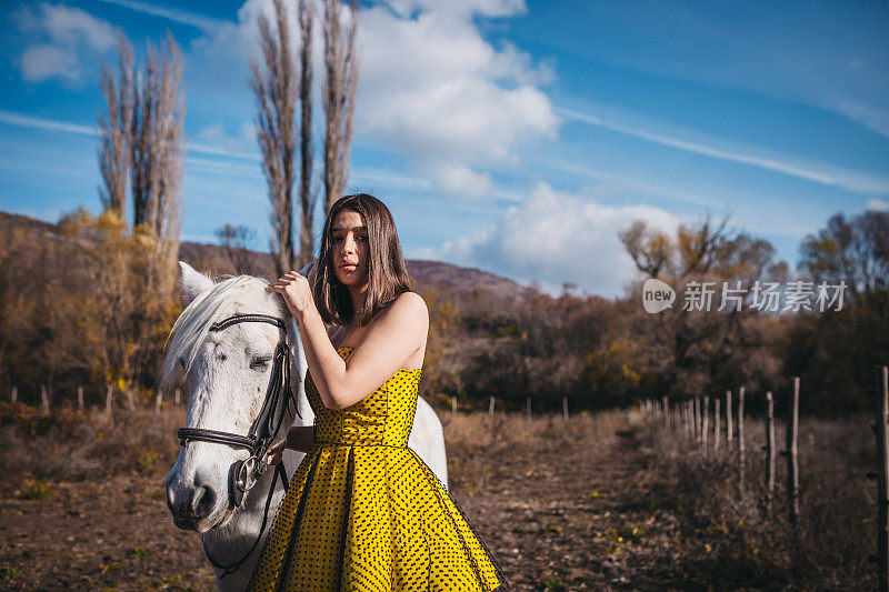 那个女孩穿着裙子。衣服在凝灰岩。