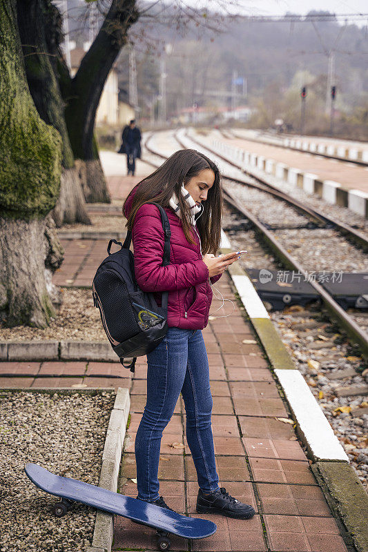 青少年的精神。美丽的少女在她的智能手机后一个漫长的学校一天…