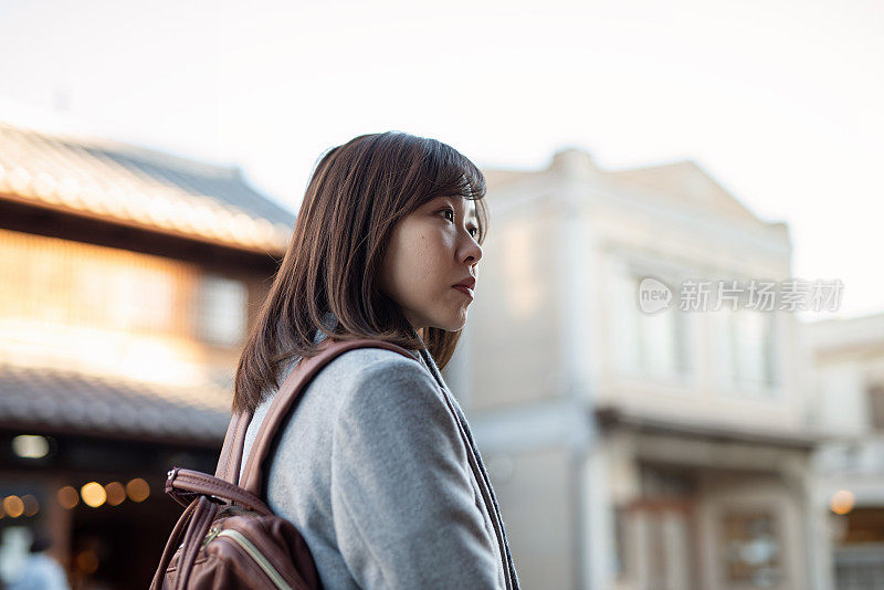 走在传统老城区街道上的妇女