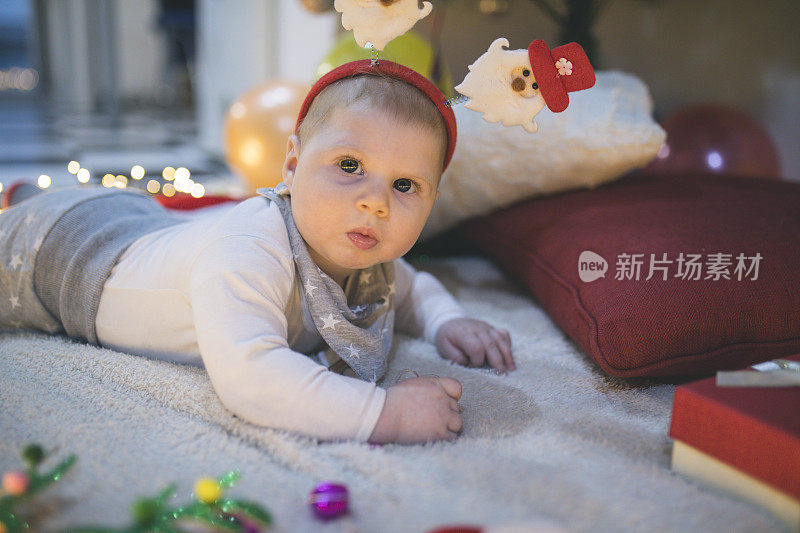 婴儿第一个圣诞节。美丽的小宝贝庆祝圣诞节。