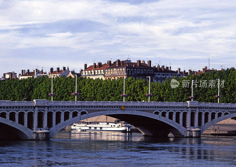 河流-里昂，法国的首都城市Auvergne-Rhône-Alpes地区，坐落在Rhône和Saône河流的交汇处-鸟瞰图