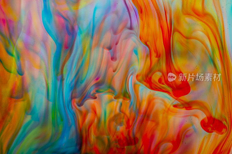 运动色彩在水中滴，墨在旋转，五彩墨在抽象化。